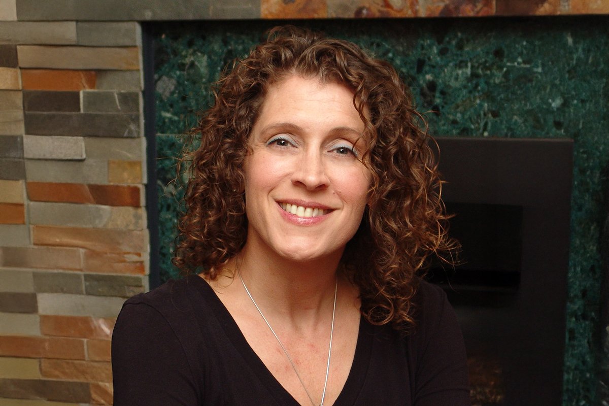 Hannah Mary McKinnon Shares the Stories Behind the Suspense